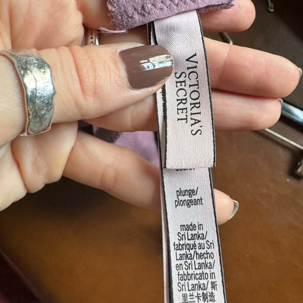 NWOT - Victoria's Secret Lightly Lined Lace Plunge Bra in Purple/Mauve - 32DDD - Picture 4 of 4